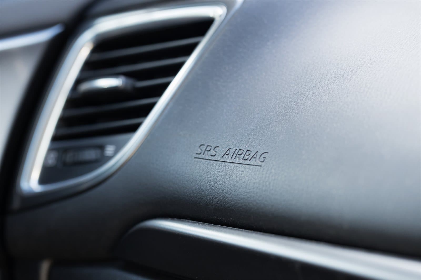 Dashboard with embossed 'SRS AIRBAG' marking on the passenger side