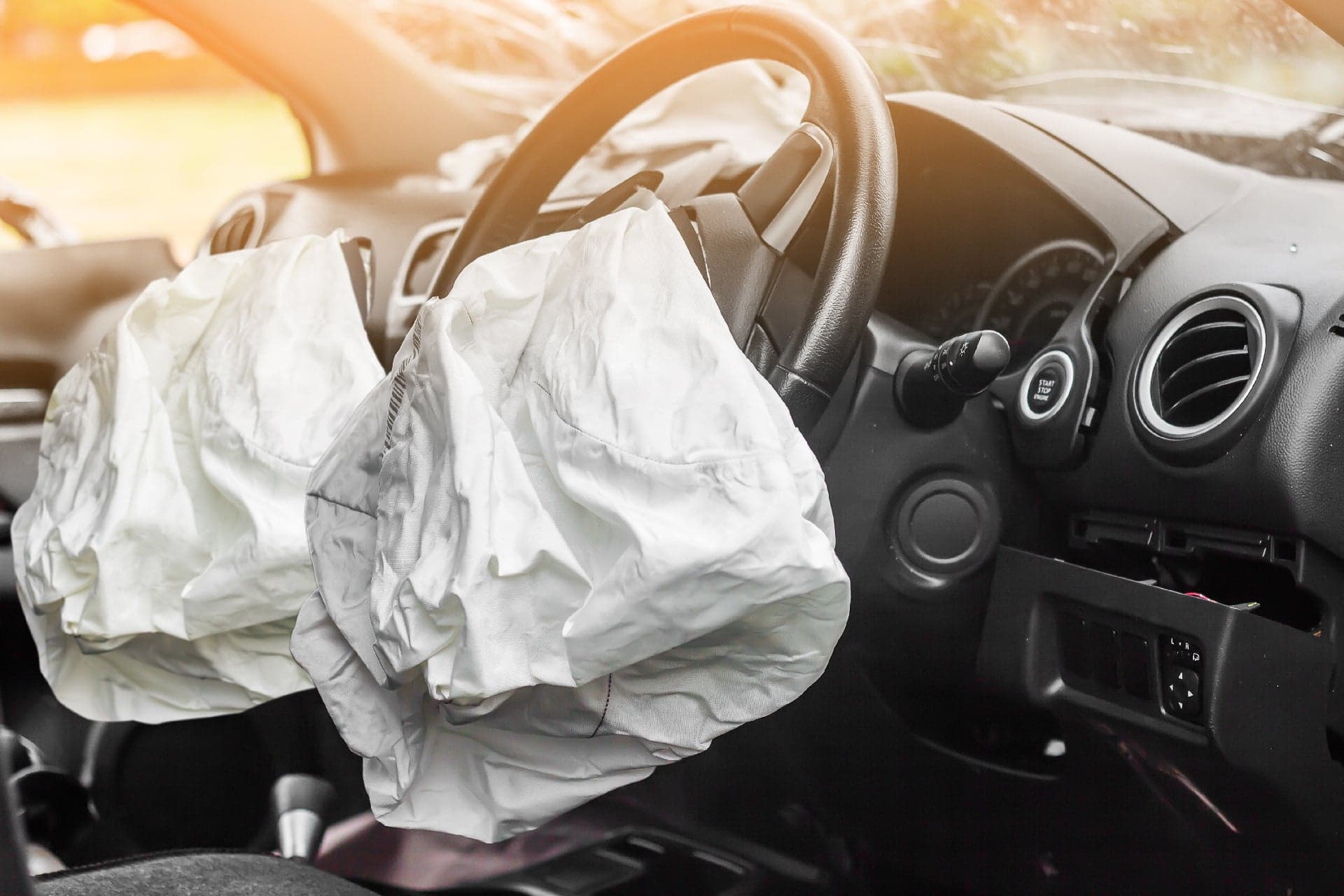 Armaturenbrett mit ausgelösten Airbags