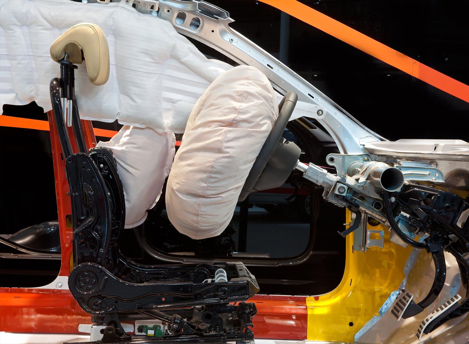 Fahrzeugschnitt mit ausgelösten Seiten- und Vorhangairbags