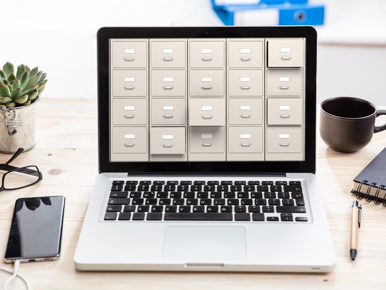 Digitales Archiv auf einem Laptop als Sinnbild für Rückverfolgbarkeit und Dokumentation