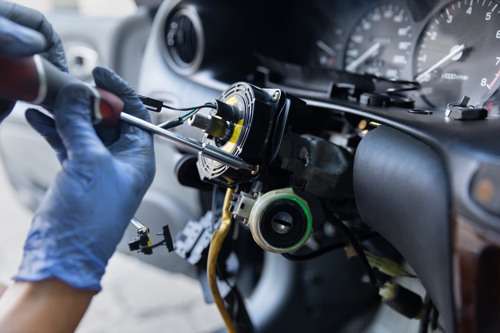 Removing an airbag from the steering column with a tool