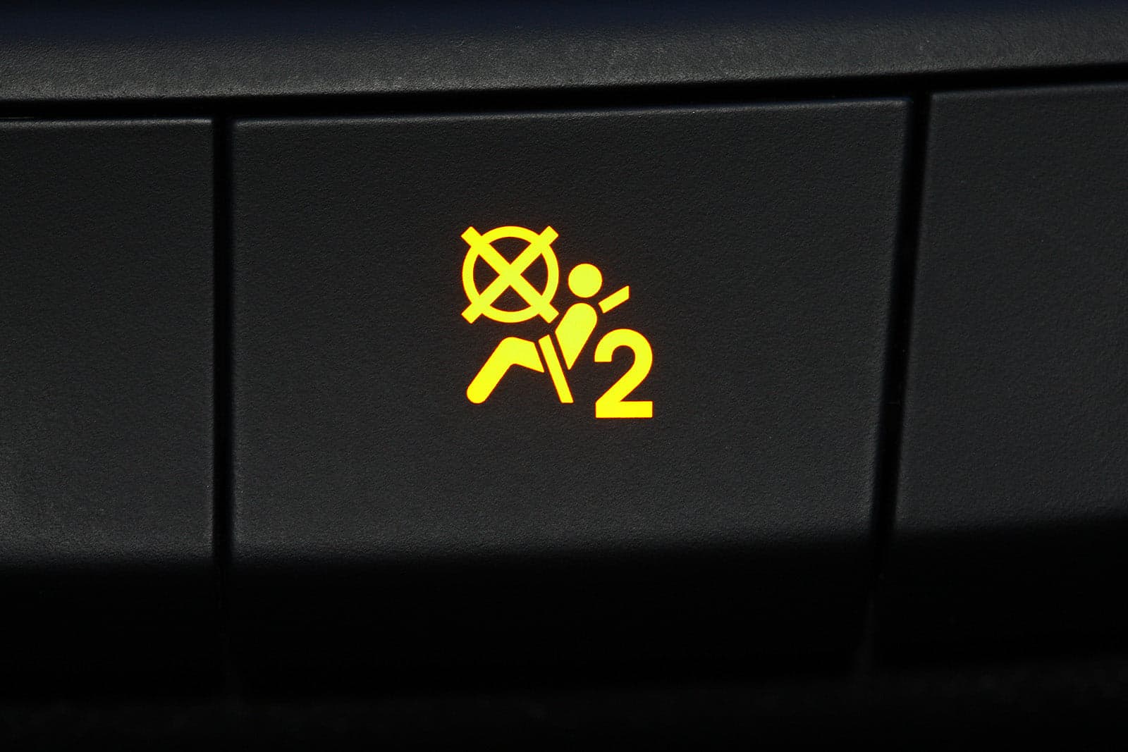 Airbag-Warnsymbol in einem Fahrzeug