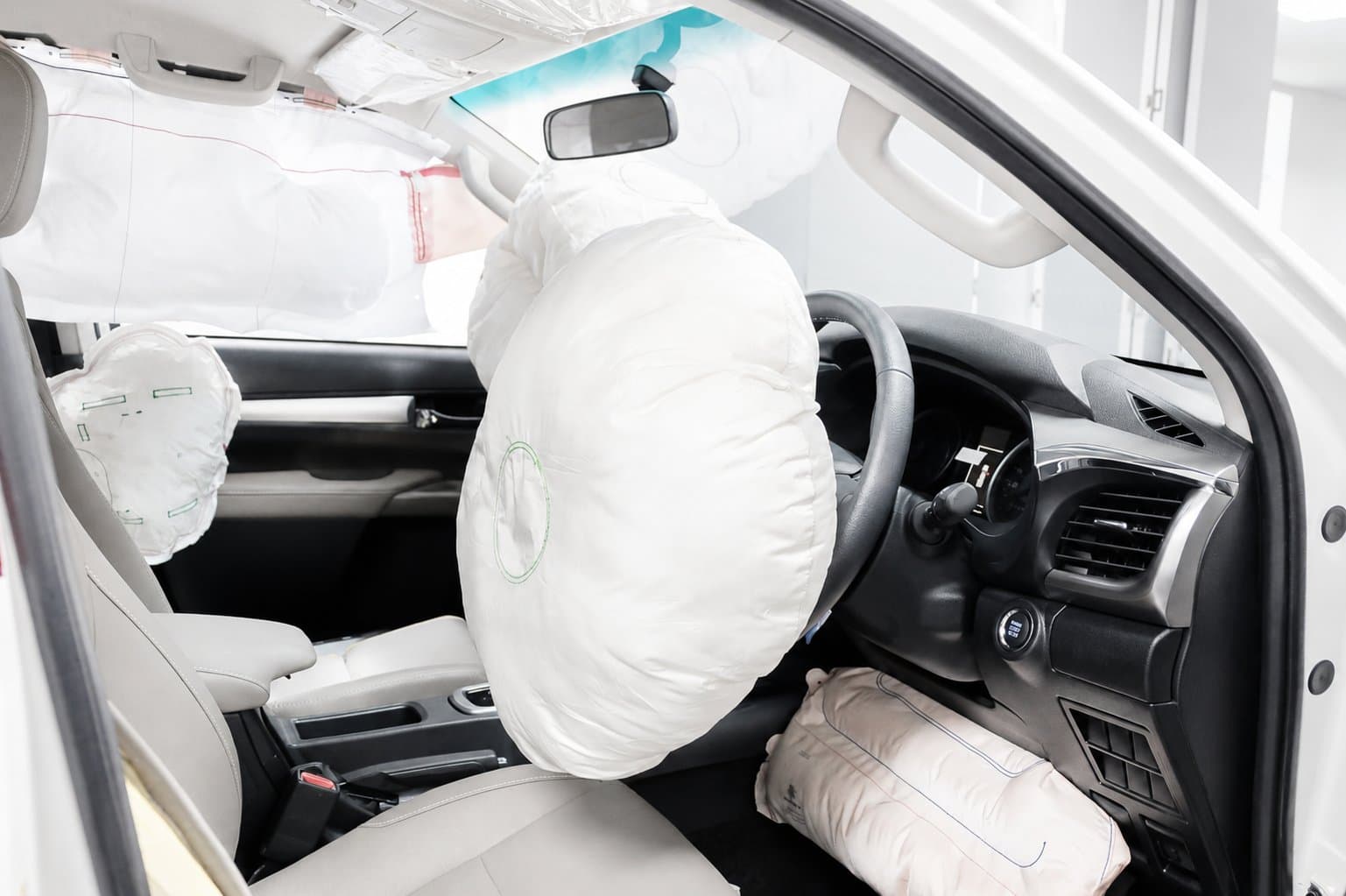 Fahrerbereich mit ausgelösten Lenkrad-, Knie- und Vorhangairbags
