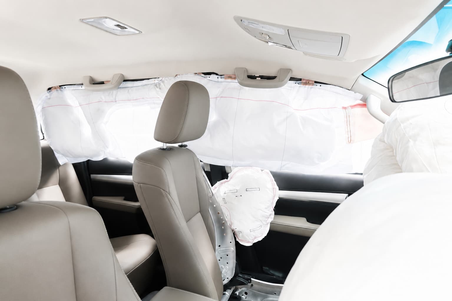 Fahrzeuginnenraum mit ausgelösten Seiten- und Vorhangairbags