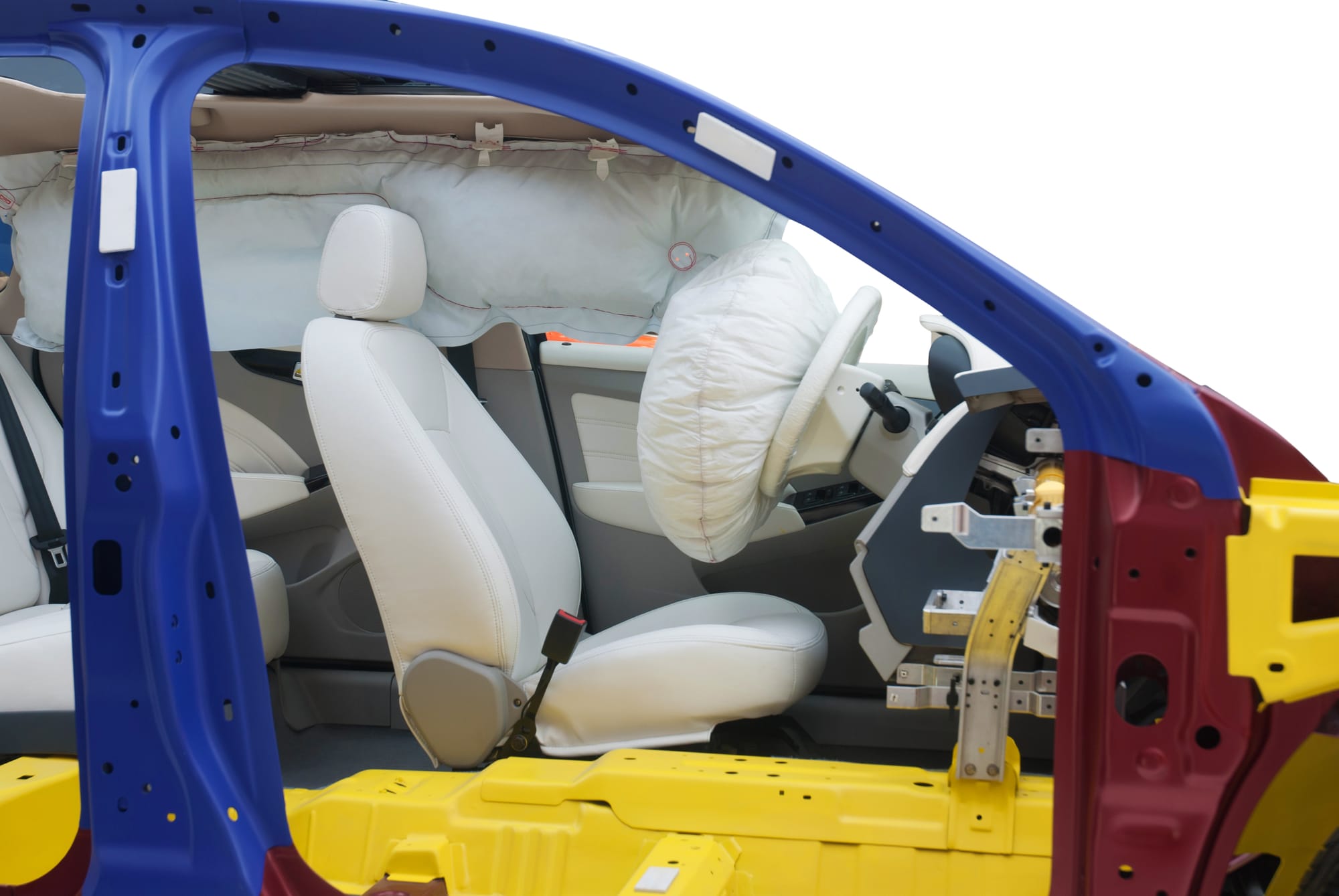 Řez vozidlem s aktivovaným airbagem volantu a hlavovými airbagy